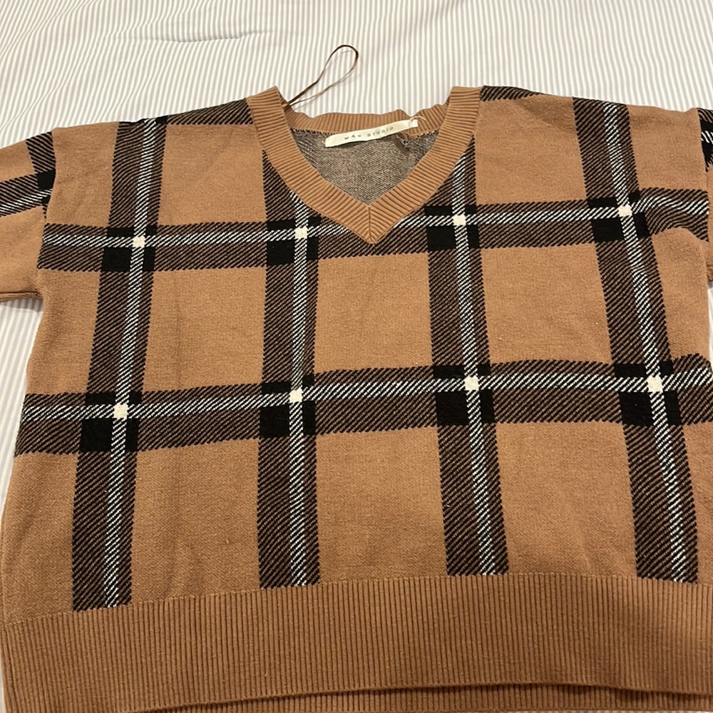 Max Studio Brown plaid V neck sweater!